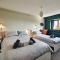 Brofallen- Spacious pet friendly bungalow with amazing coastal views