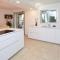 Amazing Home In Nîmes - 尼姆
