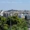 Lush Sapphire apt steps from Acropolis & Plaka! - Athén