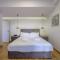 Lush Sapphire apt steps from Acropolis & Plaka! - Athén