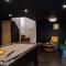 Ultimate glam, vintage central pad. Cool 70s bar.