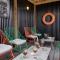 Ultimate glam, vintage central pad. Cool 70s bar.