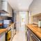 4 bedroom house with Garden, Parking & 3 mins Walking Distance from Train Station