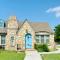 1 mile to Fort Sill! The CaroleBelle Cottage sleeps 8 with hottub,grills,firepit - Lawton