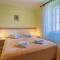 Rooms with a parking space Cres - 2512