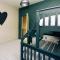 XxHot TubxX 4Bed semi, sleeps 8, 2 bathrooms