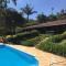 Lindo e aconchegante chalé com piscina, lareira e churrasqueira