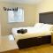 Travaal.©om - 2 Bed Serviced Apartment Farnborough