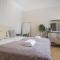 Dream Stay - Historical 3-Bedroom Apartment with Sauna & Fireplace
