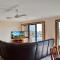 Seaview Townhouse 4 -Bring your own linen.