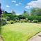 Cotswolds Luxury House in Central Bourton Large Sleeps 2-11. Pet Friendly. - 水上伯顿