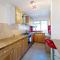 Cozy 4 Bedroom House in Smethwick with 4 bathrooms perfect for contractors and families