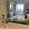 Sandton Skye Stylish Apartment free WIFI & Gym
