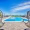 Family friendly apartments with a swimming pool Vir - Kozjak, Vir - 18542 - 维尔