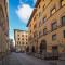 Via Lamberti, 3 - Florence Charming Apartments - Charming and historic 5th-floor attic apartment with elevator in a building at the heart of vibrant Florence, just a 2-minute walk from all attractions