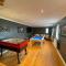 Luxury 4-5 Bed Home with Games Room and Balcony - 纽敦