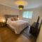 Luxury 4-5 Bed Home with Games Room and Balcony - 纽敦