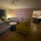 Luxury 4-5 Bed Home with Games Room and Balcony - 纽敦