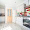 Beautiful 3 bedroom home, 10 minutes walk to Beach.