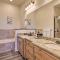 Luxe Branson Retreat with Mtn Views and Pool Access! - Branson