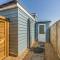 Pass the Keys Charming Chalet A Stones Throw From The Beach - 奇切斯特