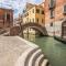 Bright Apartment On Venetian Roofs R&R