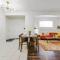Tropical Oasis - King Beds - Free Netflix & Parking - Fast Wi-Fi