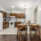 Tropical Oasis - King Beds - Free Netflix & Parking - Fast Wi-Fi