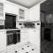 Modern 4 bedroom home ideal for Contractors, Groups and families ,FREE parking for multiple vehicle's - 伯明翰
