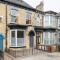 Vibrant Funkily Decorated 2 Bedroom 4 Beds Central Location - Hull