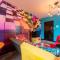 Vibrant Funkily Decorated 2 Bedroom 4 Beds Central Location