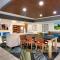 Holiday Inn Express & Suites Mitchell by IHG