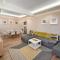Modern Central 2-Bedroom Apartment with Parking