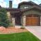 Walk to Skiing at Frostwood Gondola, Luxury Townhome on Golf Course, Private Hot Tub, Mountain Views