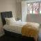Large 4 Bedroom Sleeps 8, Spacious Apartment for Contractors and Holidays near Bedford Centre - 1 FREE PARKING SPACE & FREE WIFI