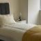 Large 4 Bedroom Sleeps 8, Spacious Apartment for Contractors and Holidays near Bedford Centre - 1 FREE PARKING SPACE & FREE WIFI