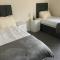 Large 4 Bedroom Sleeps 8, Spacious Apartment for Contractors and Holidays near Bedford Centre - 1 FREE PARKING SPACE & FREE WIFI - 贝德福德