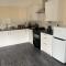 Large 4 Bedroom Sleeps 8, Spacious Apartment for Contractors and Holidays near Bedford Centre - 1 FREE PARKING SPACE & FREE WIFI