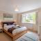 Lions Lodge: Great location with hot tub
