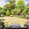 Lions Lodge: Great location with hot tub
