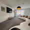 Spacious & Stylish 4-Bed House with Hot Tub in Prime Location - 南安普敦
