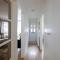 Gorgeous Modern Apartment near Redhill Station inc Private Garden & Parking - ريدهيل