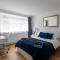 Gorgeous Modern Apartment near Redhill Station inc Private Garden & Parking