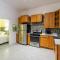 2 Br/ 1 Ba home, Sleeps 10, 1 min walk to Rosarito Beach