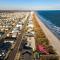 BEAUTIFUL BEACHFRONT-Oceanfront First Floor 2BR 2BA Condo in Cherry Grove, North Myrtle Beach! RENOVATED with a Fully Equipped Kitchen, 3 Separate Beds, Pool, Private Patio & Steps to the Sand! - ميرتل بيتش