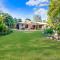 Tropical Tranquillity - Spacious Poolside Cottage - Дарвин