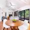Tropical Tranquillity - Spacious Poolside Cottage - Дарвин