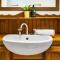 Tropical Tranquillity - Spacious Poolside Cottage - Дарвин