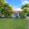 Tropical Tranquillity - Spacious Poolside Cottage - Дарвин