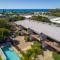 Unit 5 Rainbow Surf - Modern, double storey townhouse with large shared pool, close to beach and shop - Rainbow Beach